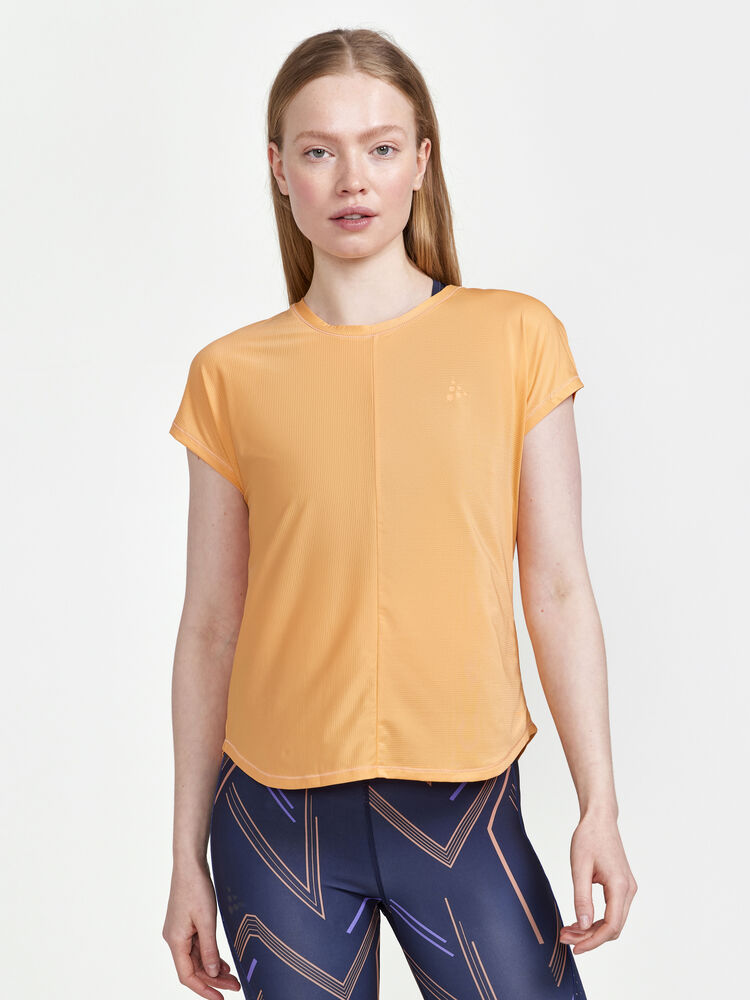 1911242-582000_Core-Essence-SS-Tee-W_Closeup1