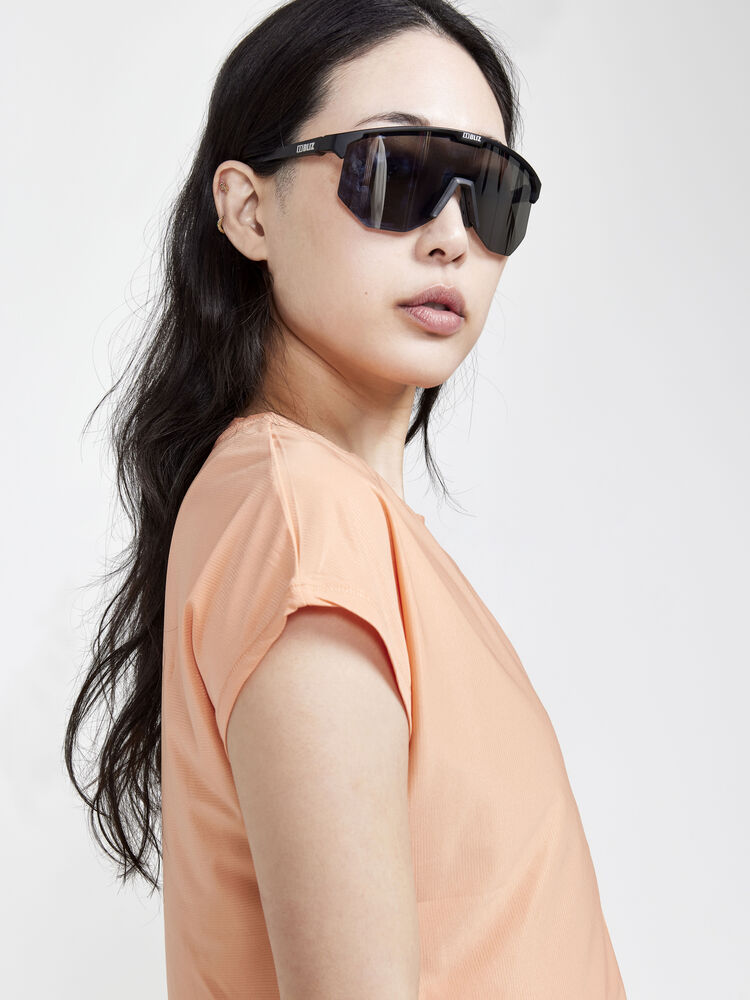 1911242-716000_Core-Essence-SS-Tee-W_Closeup3