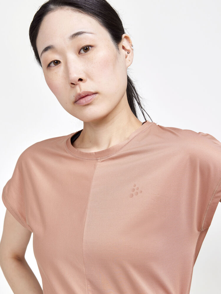 1911242-791000_Core-Essence-SS-Tee-W_Closeup3
